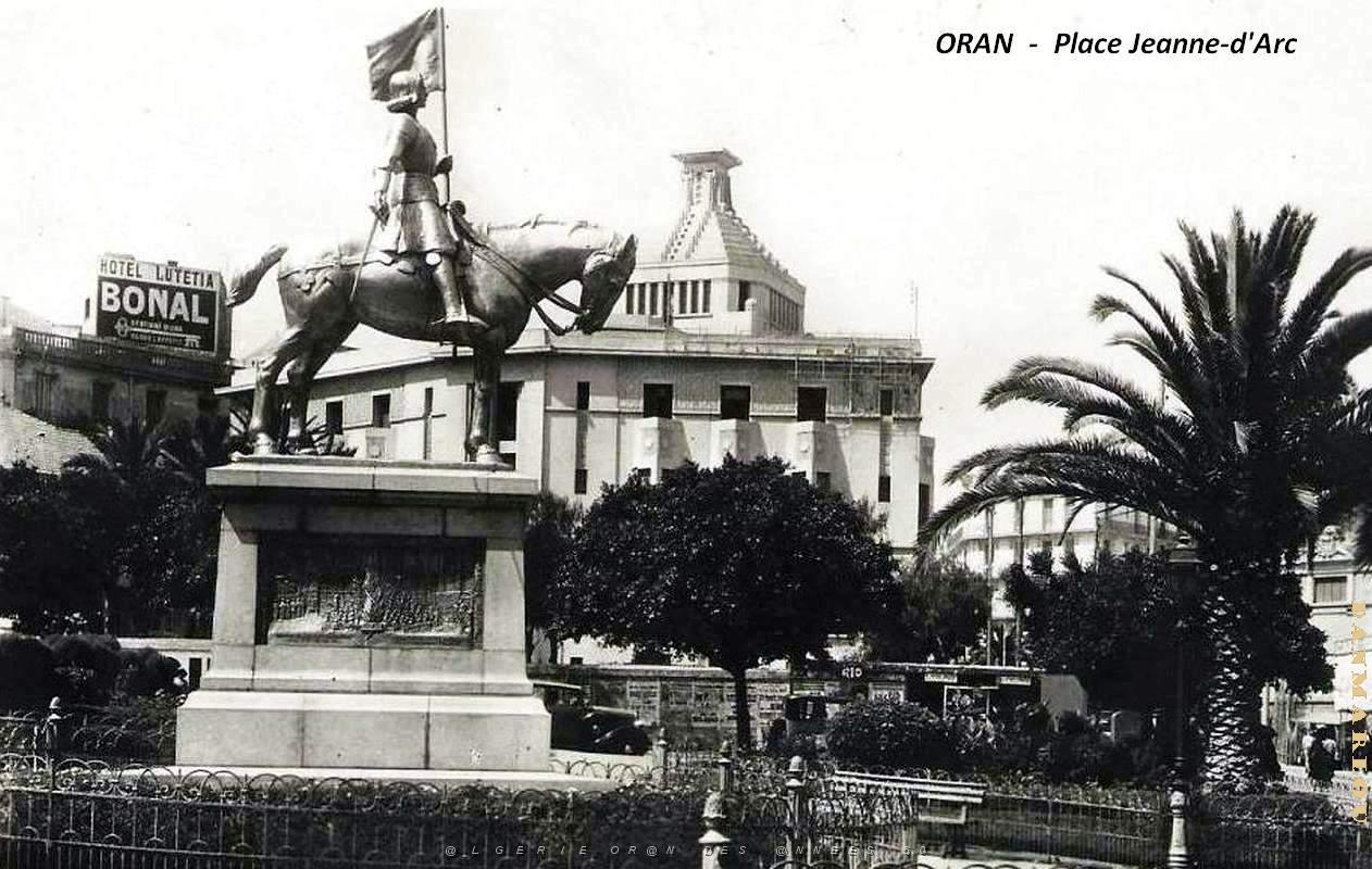Oran - Place Jeanne d'Arc - Statue.jpg